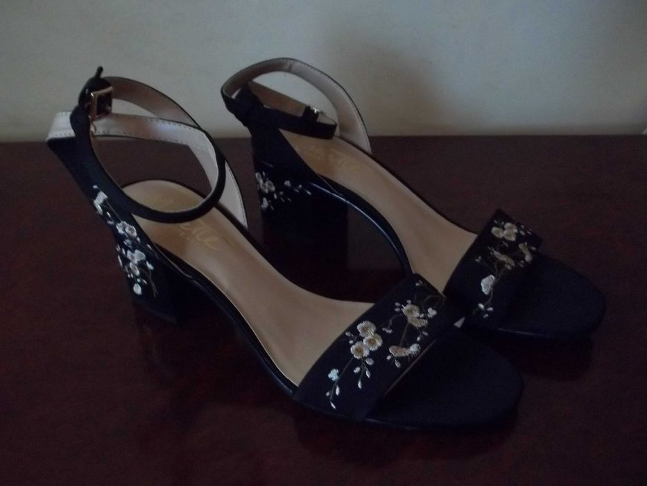 Sandale de ocazie noi
