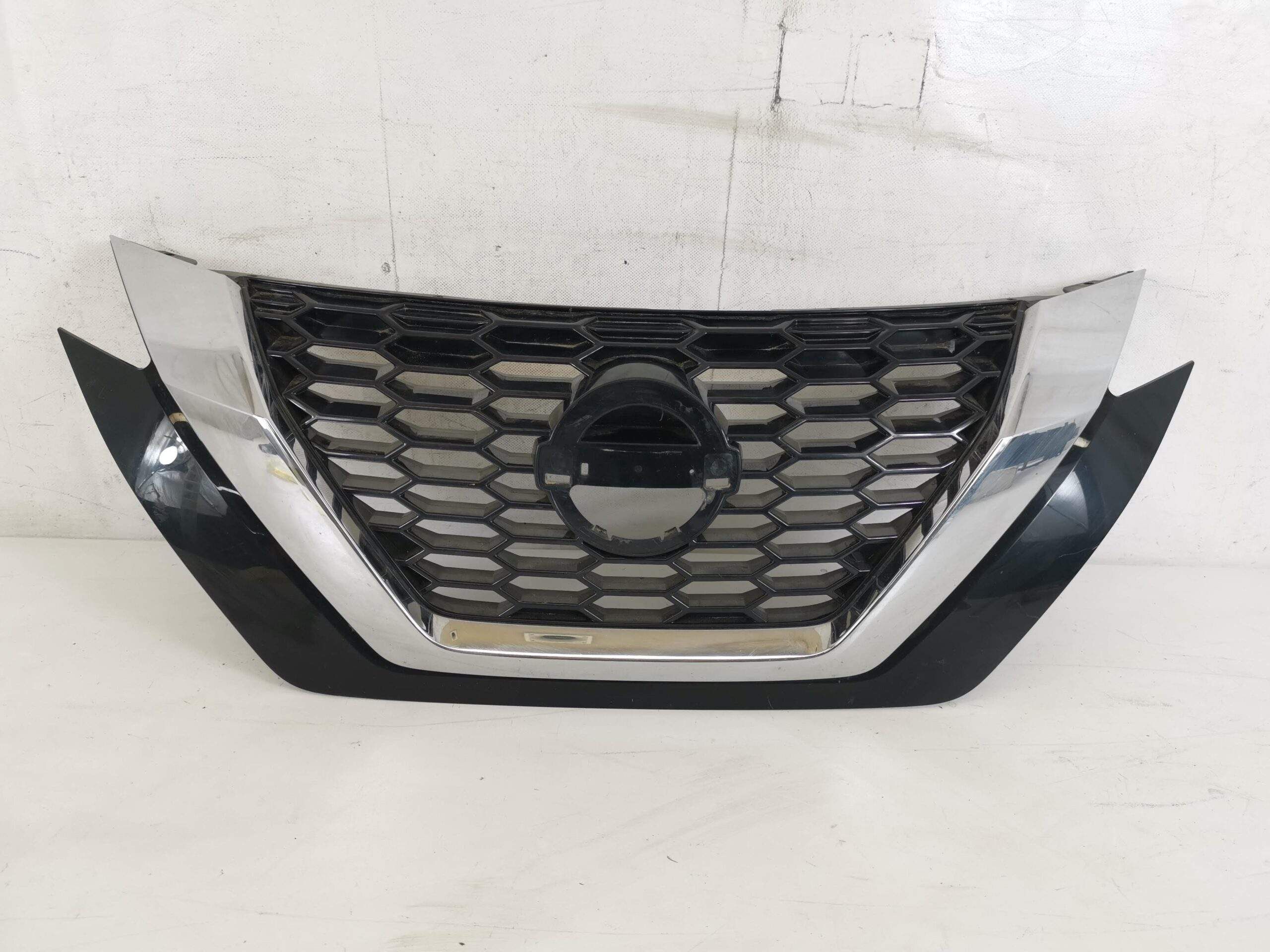 Радиаторна решетка Нисан Джук / Nissan Juke Оригинална, в добро състоя