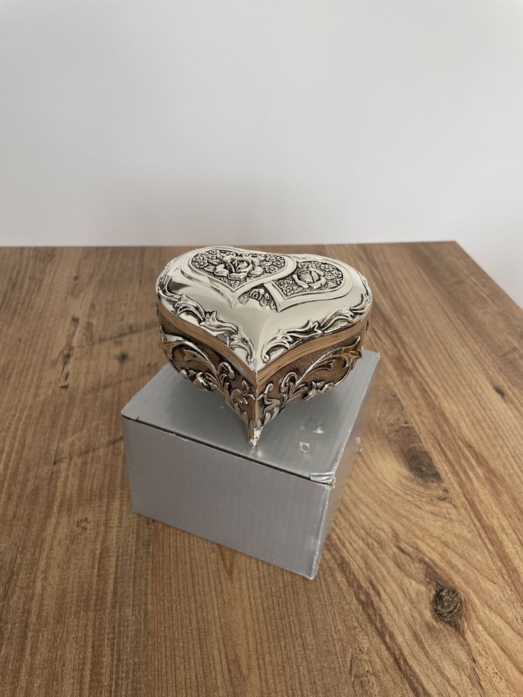 Cutie de bijuterii argintata, forma inima