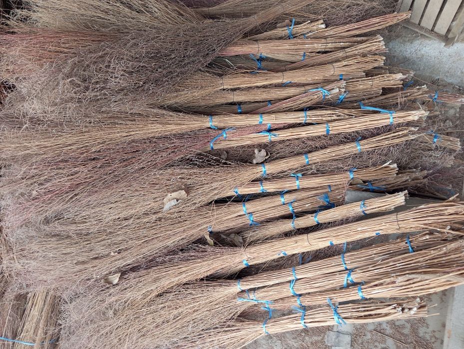 Hovli supurgi sotiladi