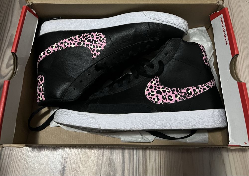 маратонки Nike.