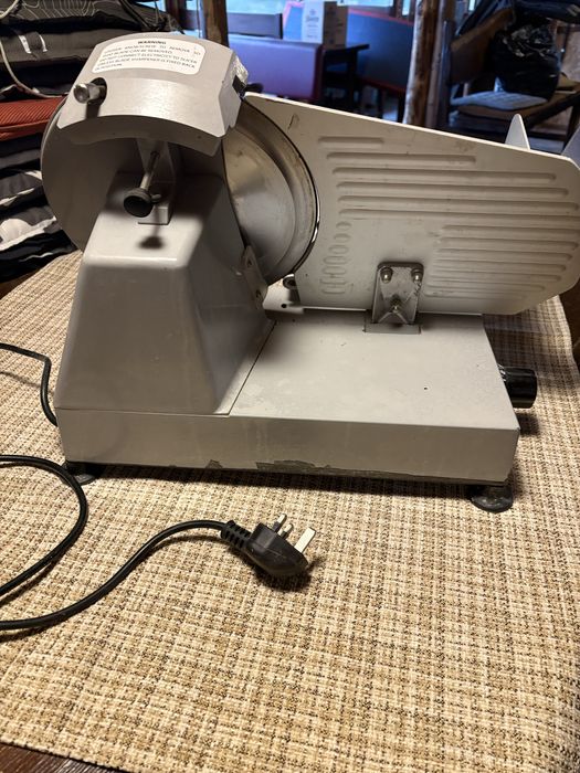 Професионална колбасо резачка.