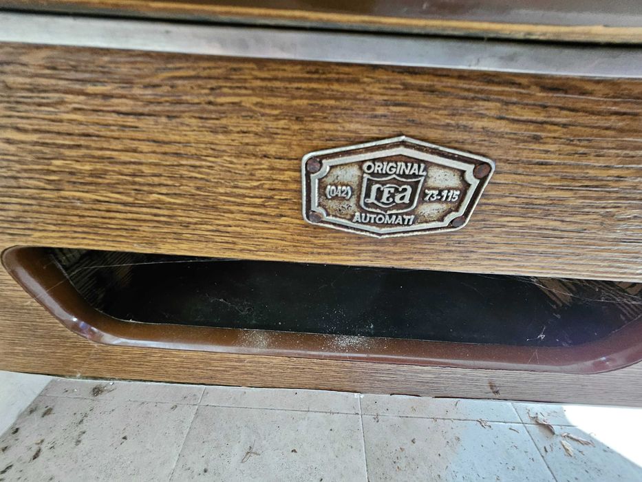 Билярдна маса и лампа