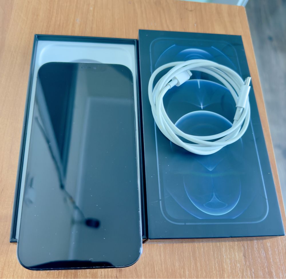 Продавам iPhone 12 Pro Max 256 GB Pacific Blue.