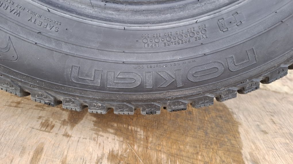 Продам  2 зимних  шины на R15.