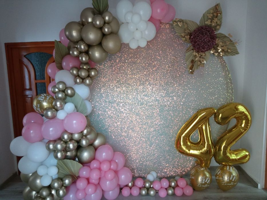 Realizez decoruri de baloane