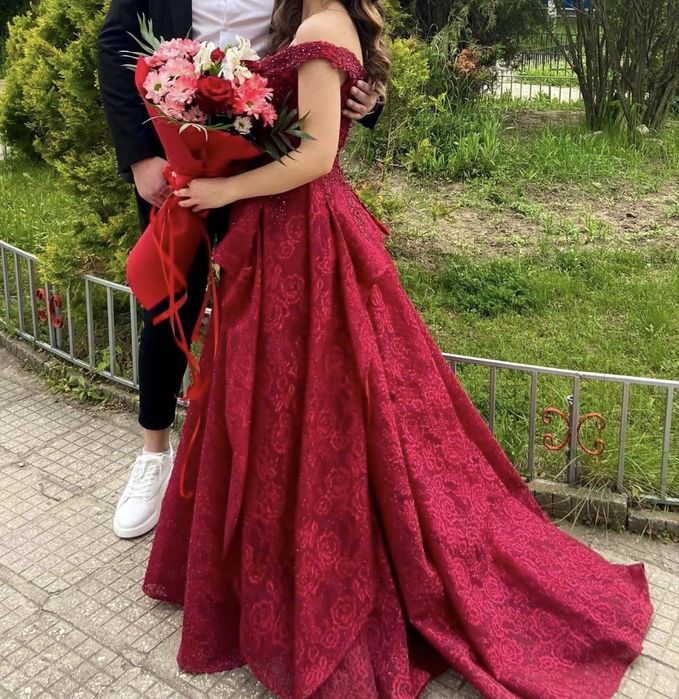 Бална рокля в цвят бордо