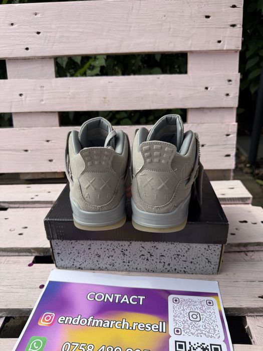 Nike Jordan 4 x KAWS (marimi: 45)