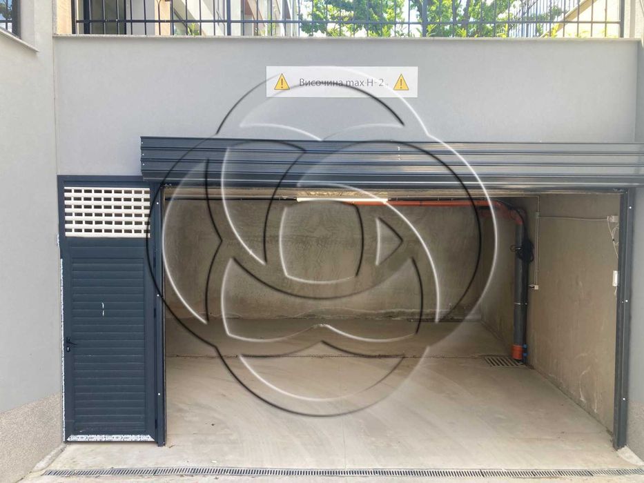 Широк гараж в чисто нова сградата в Малинова долина