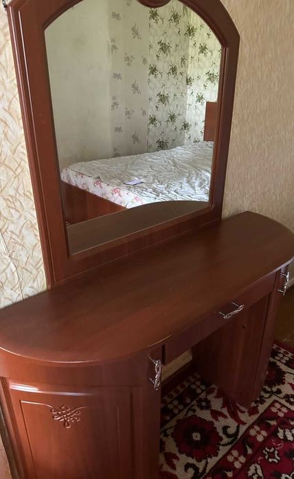 Двухспальная кровать ,зеркало .