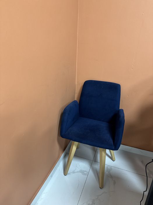 Бархатные стулья тёмно-синие