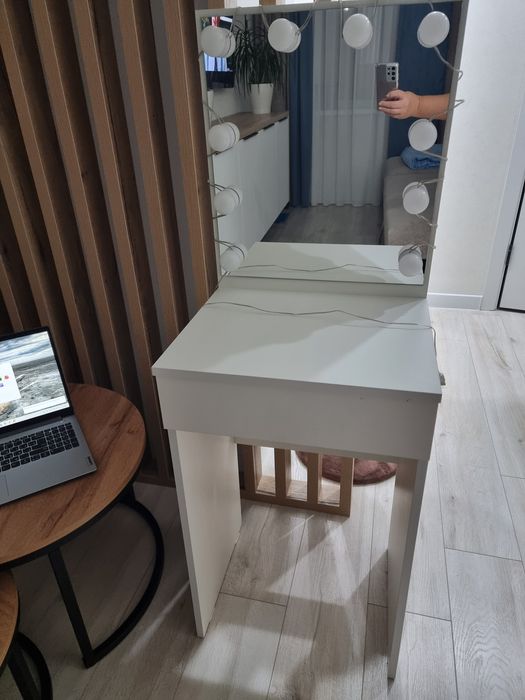 Продам туалетный столик с подсветкой. В отличном состоянии. Самовывоз.