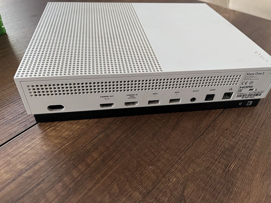 Vand/Schimb Xbox one s 600gb+8 jocuri+ 3 controllere