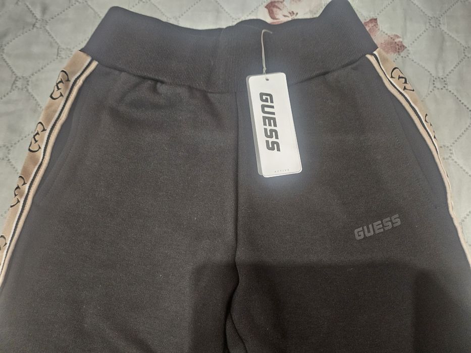 Черен екип на Guess.