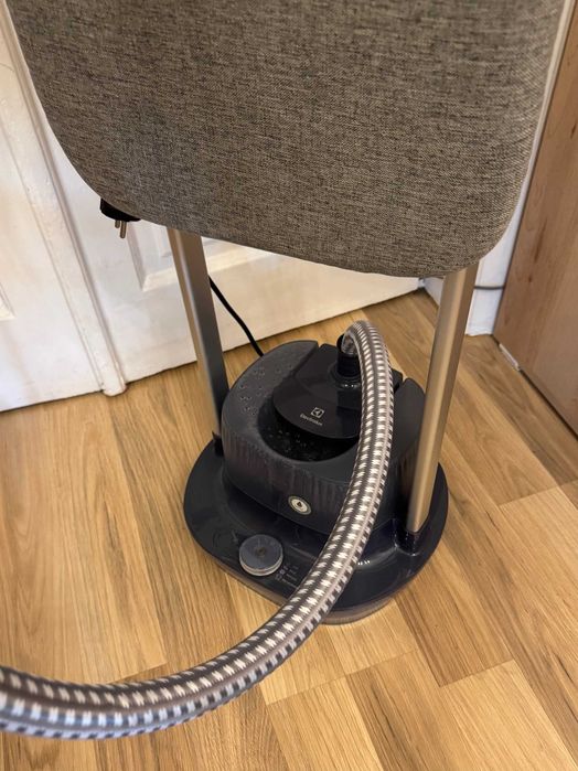 Aparat de calcat vertical cu abur Electrolux