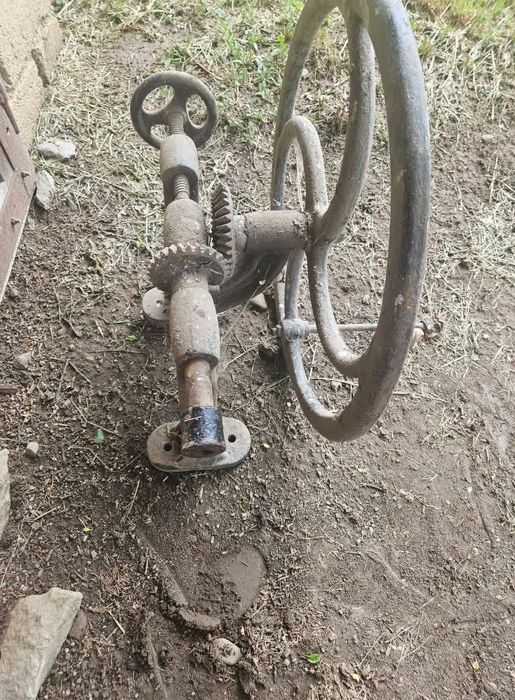 Masina de gaurit antic