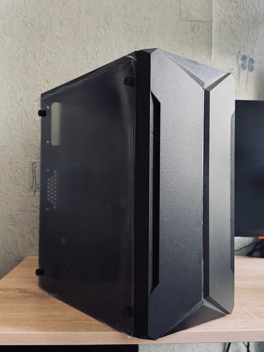 Корпус формата Micro-АТХ с боковой прозрачной панелью.