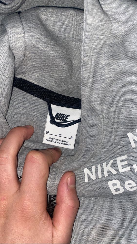 Vând Nike tech fleece