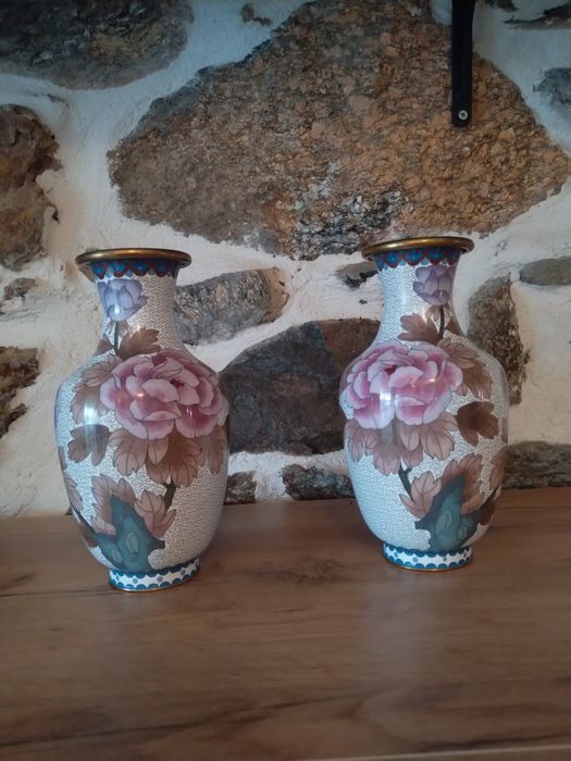 Продавам чифт антикварни вази бронз месинг клетъчен емаил