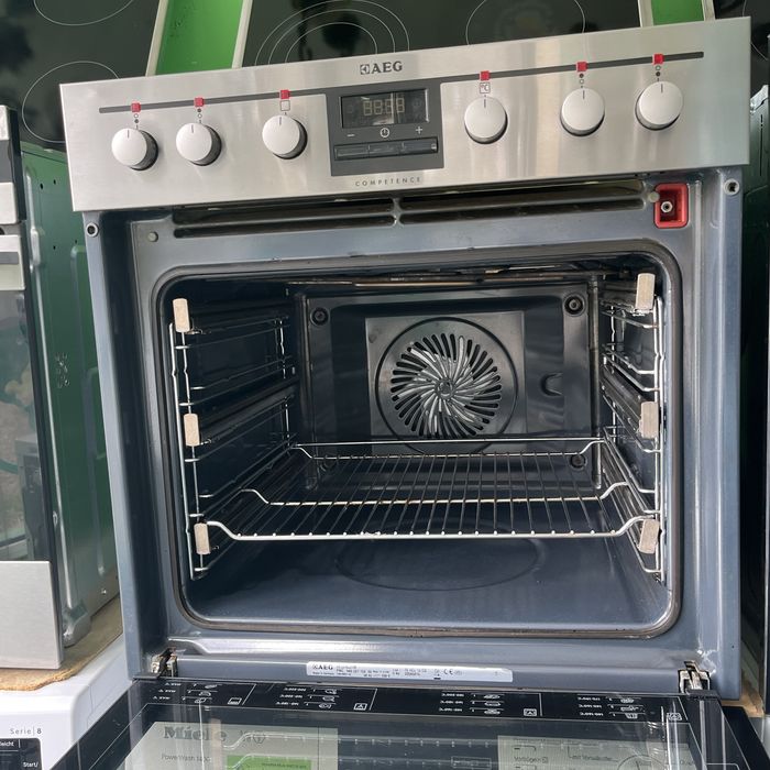 Фурна с плот за вграждане AEG Competence EE3314031M