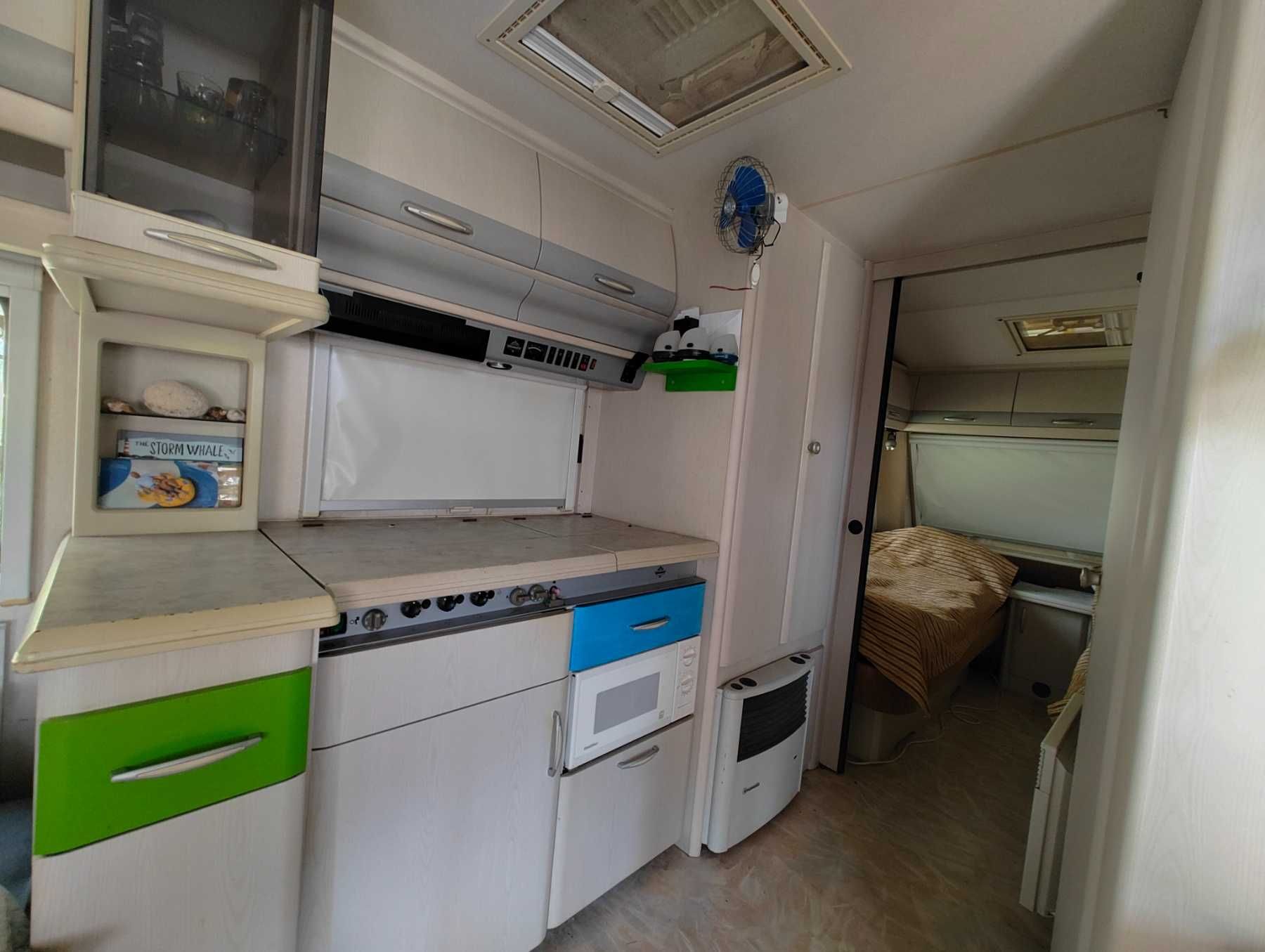 Продава се каравана с дървен навес в къмпинг „Якото място“