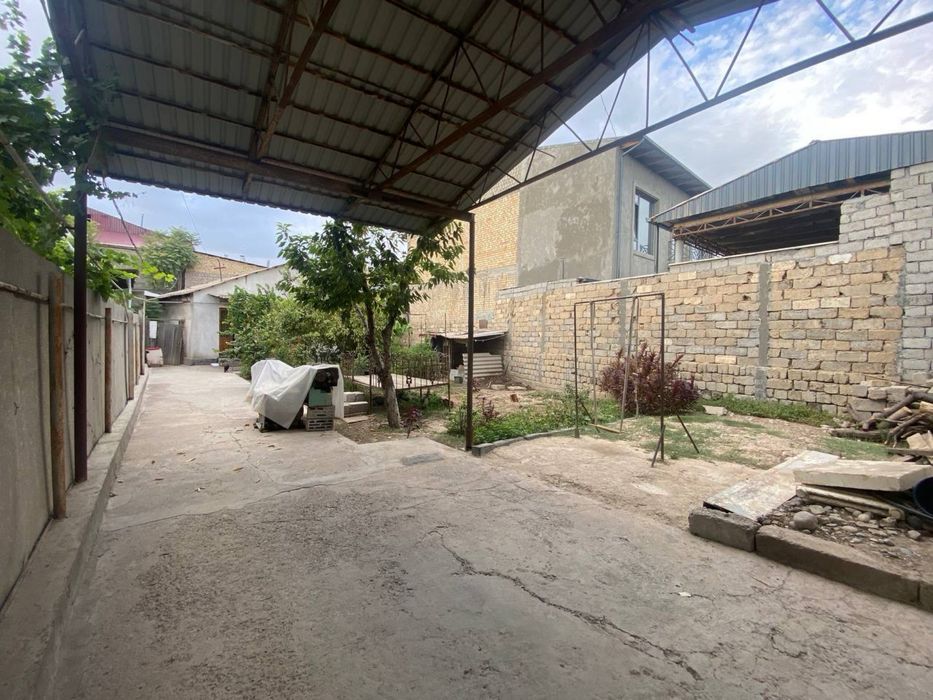 Продаю участок 4.4 сотки Бектемирский район есть старый дом 4 комнаты