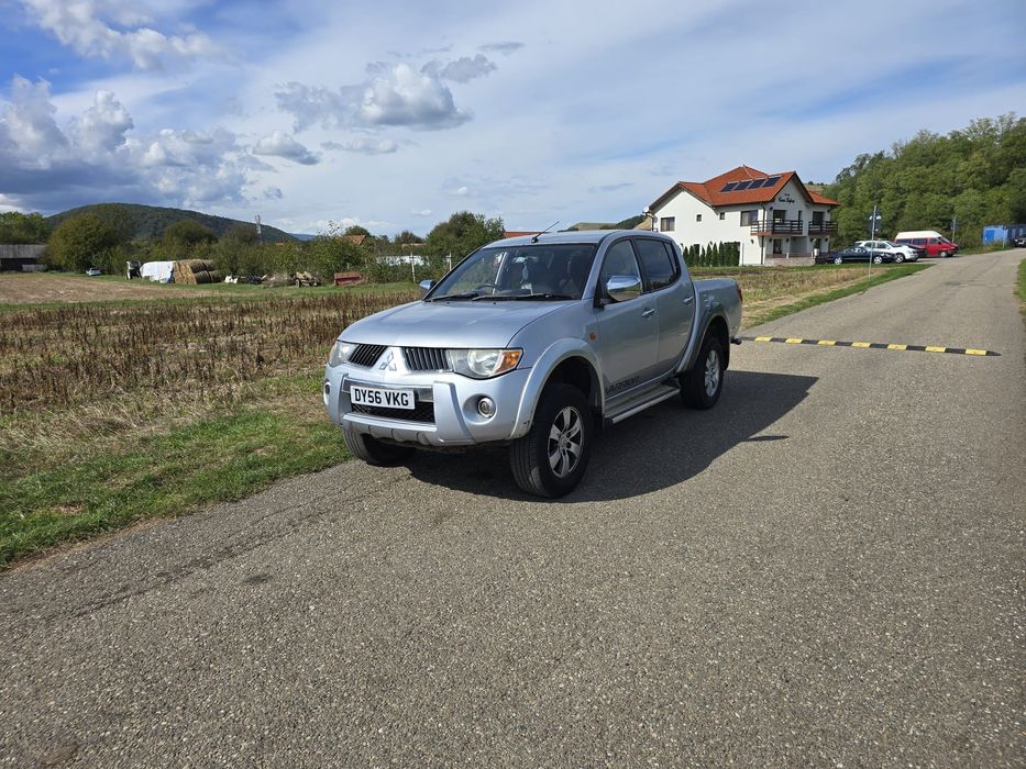 Mitsubishi L200 acte la zi volan pe dreapta