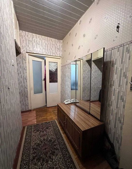 Продаётся 1/5/5 Юнусабад 17 квл,Площадь- 38м2, не торец,крыша не течёт