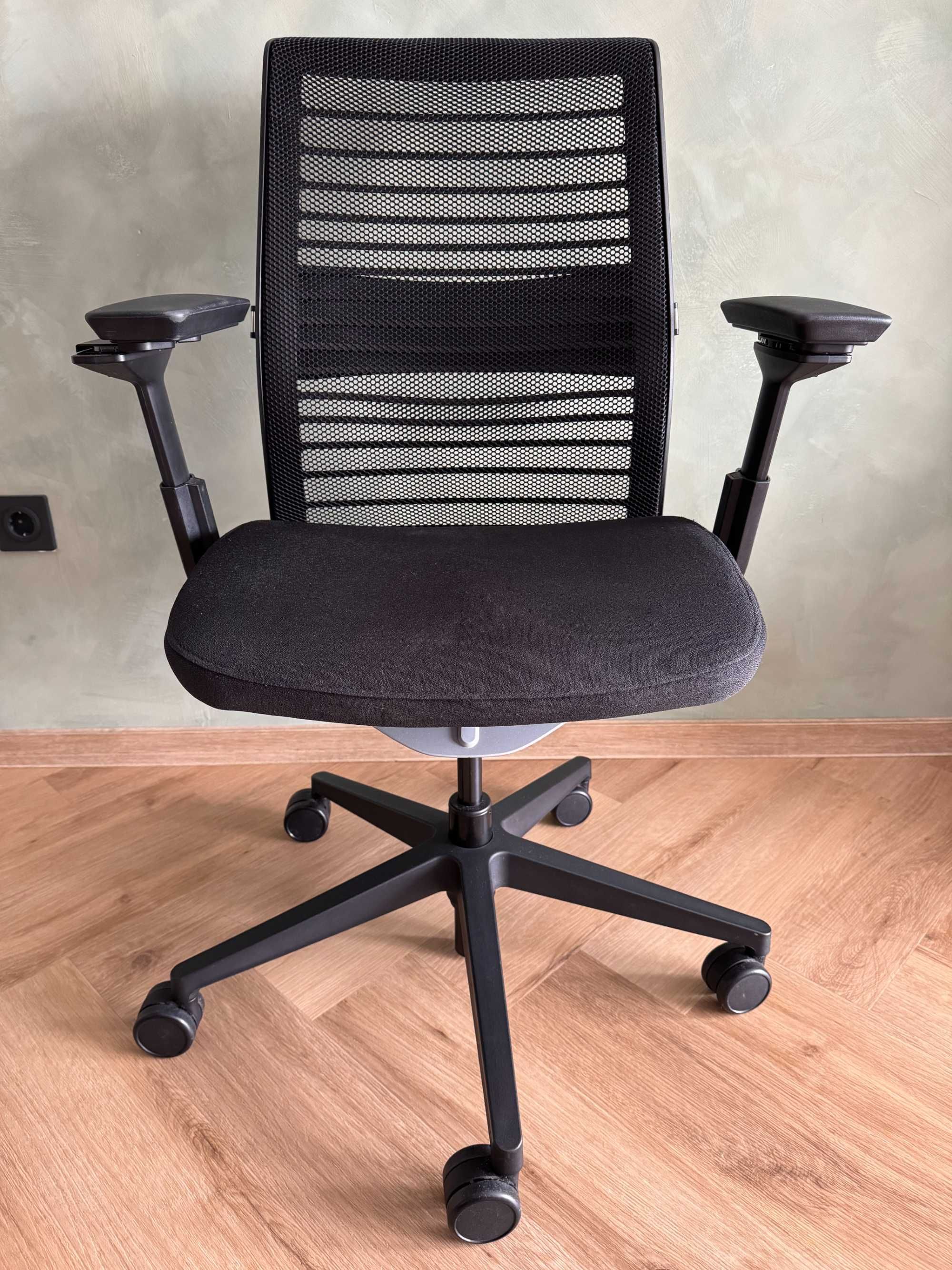 Офис стол Steelcase – Ергономичен комфорт и премиум качество!