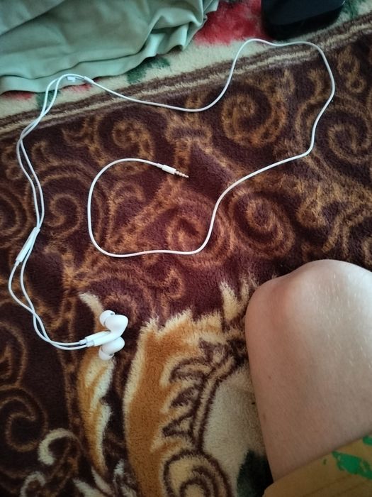 Dau la schimb trei perechi de căști cu fir pentru unele cu bluetooth