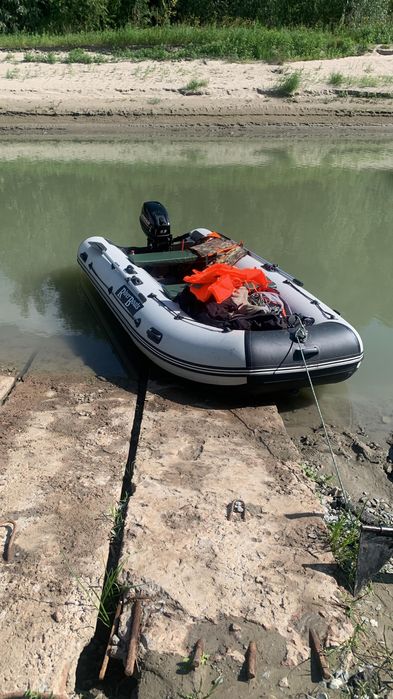 Продам лодку Ривер ботас 3700