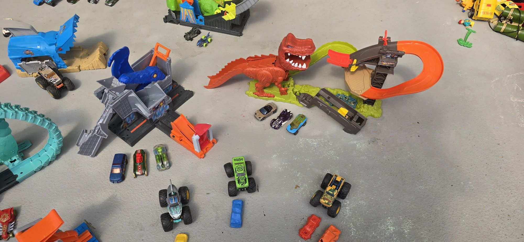 Колекция Hot Wheels – писти, чудовища и над 50 колички