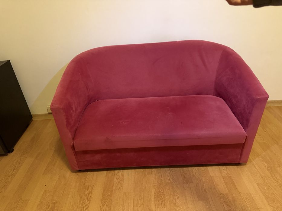 Canapea roz compactă – ideală pentru spații mici