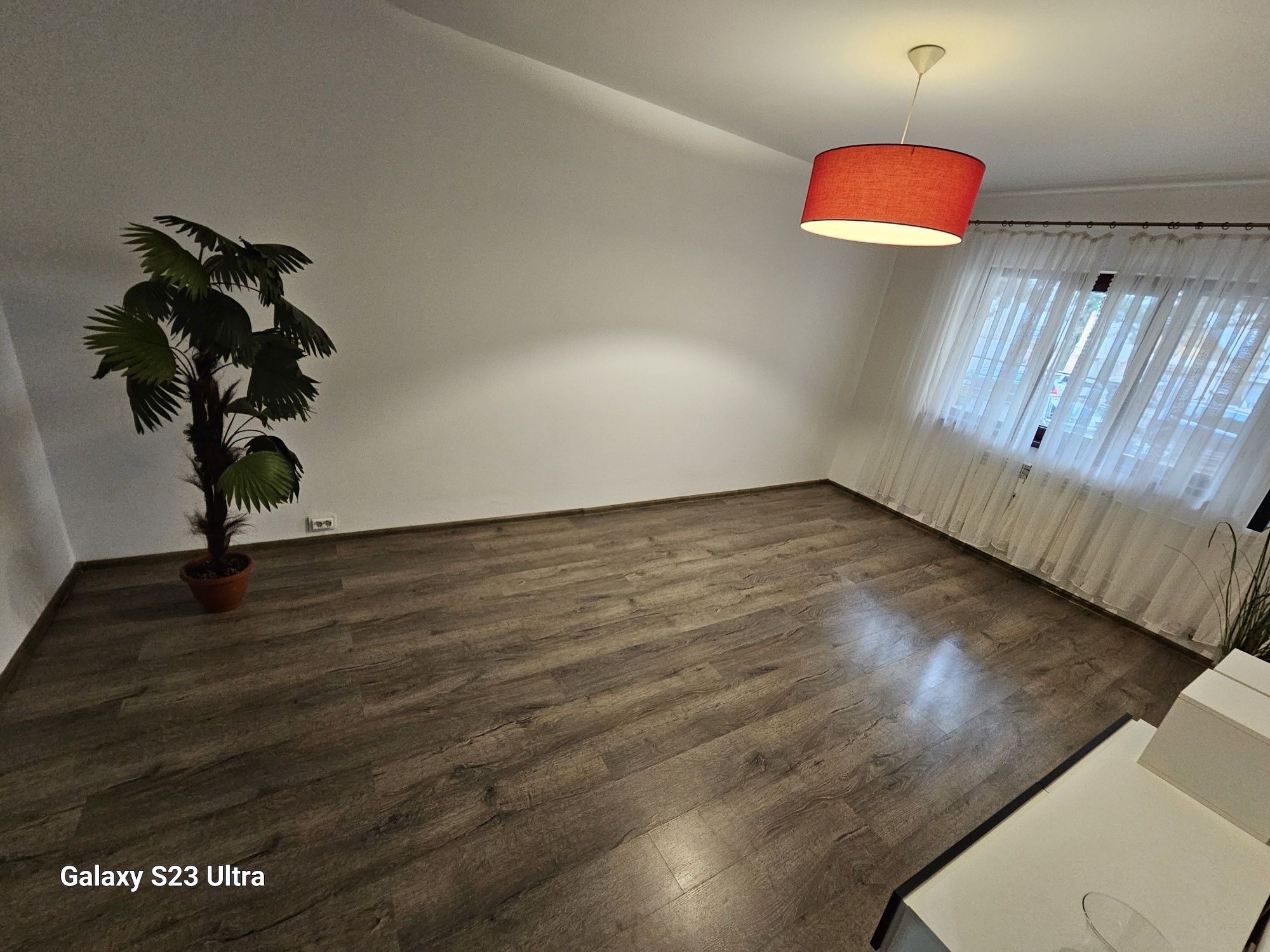 Vand apartament 3 camere parter în Burdujeni