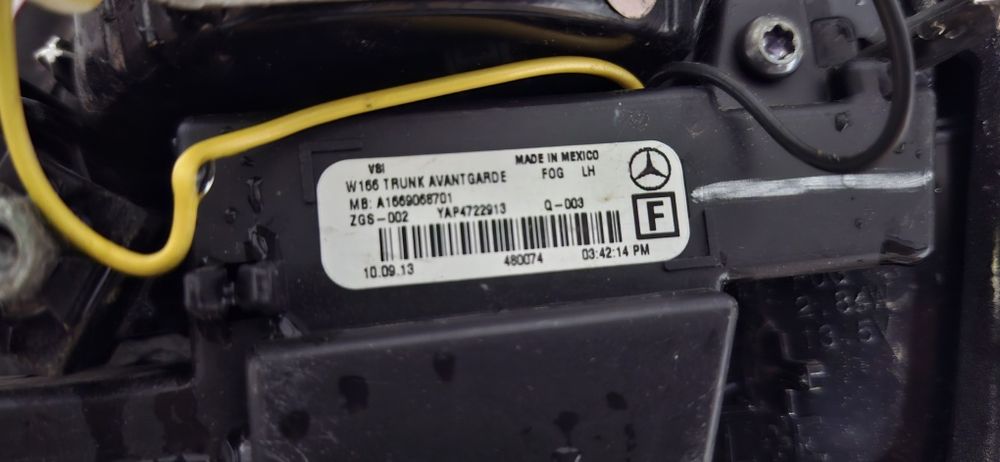 Стопове за багажника ляв и десен на мерцедес мл 350 w166 ,