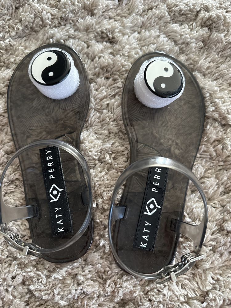 Чисто нови силиконови сандали
