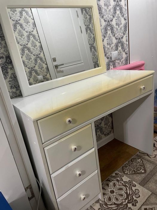 Продам туалетеый стол пуфик в подарок