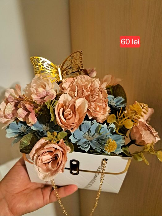 Vând aranjamente florale