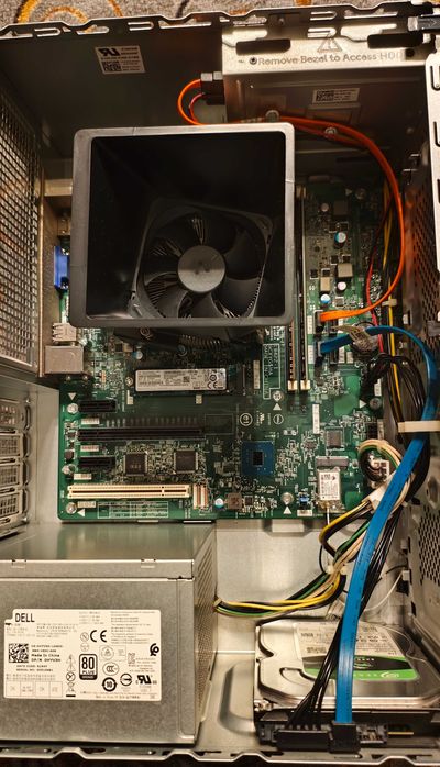 Продавам настолен компютър DELL Vostro 3671