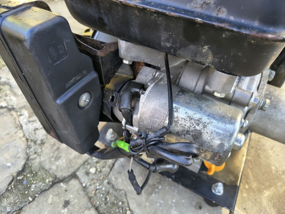 Четеритактов бензинов двигател с стартер