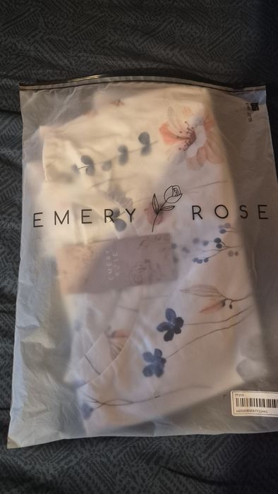 Две дамски блузи, спортна жилетка