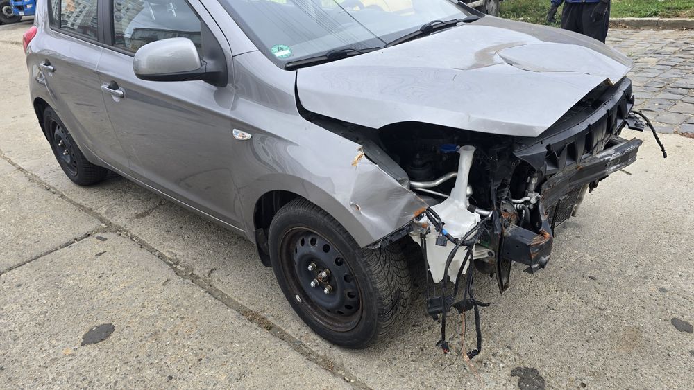 Vând hyundai i20 avariat