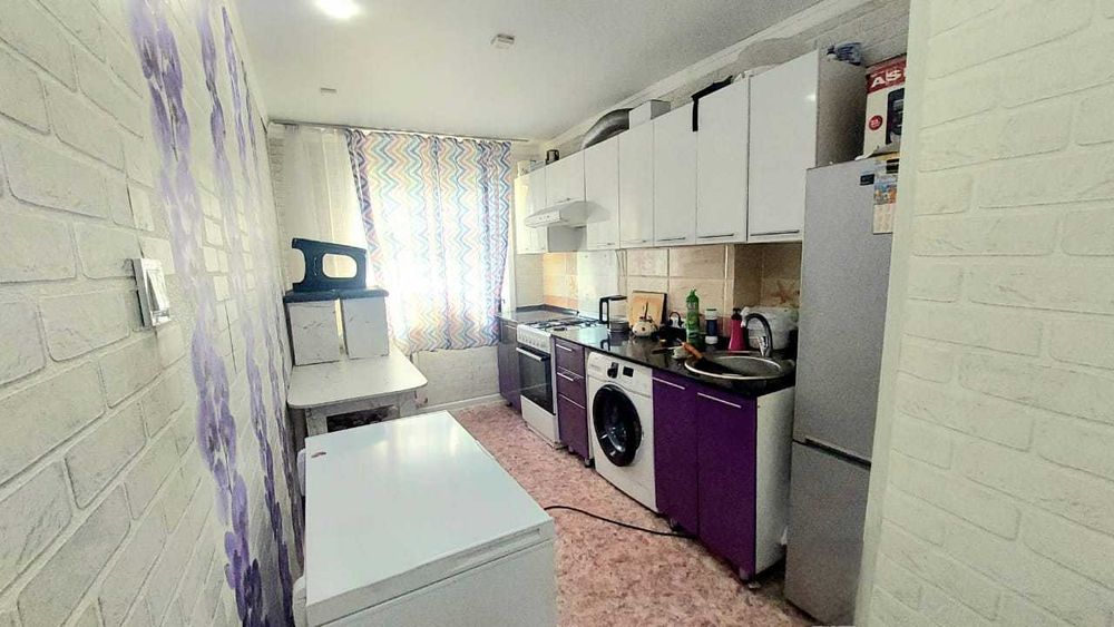 Продам 2 комнатную 7 микрорайон средний этаж