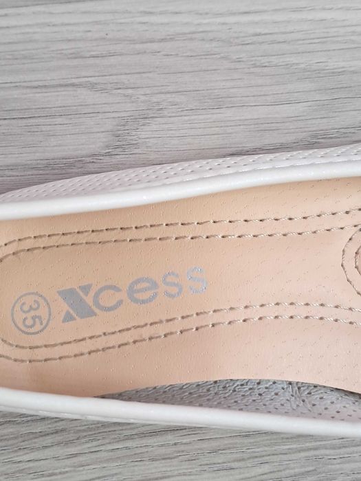 Детски бели обувки