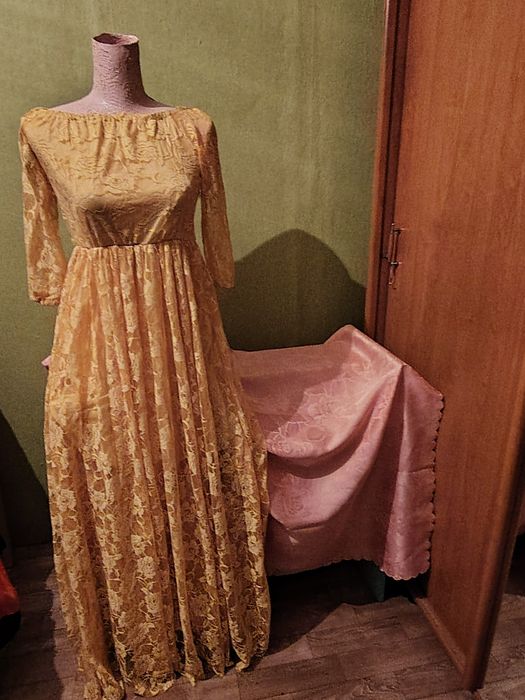 Платье вечернее, кружевное. Очень лёгкое и удобное.