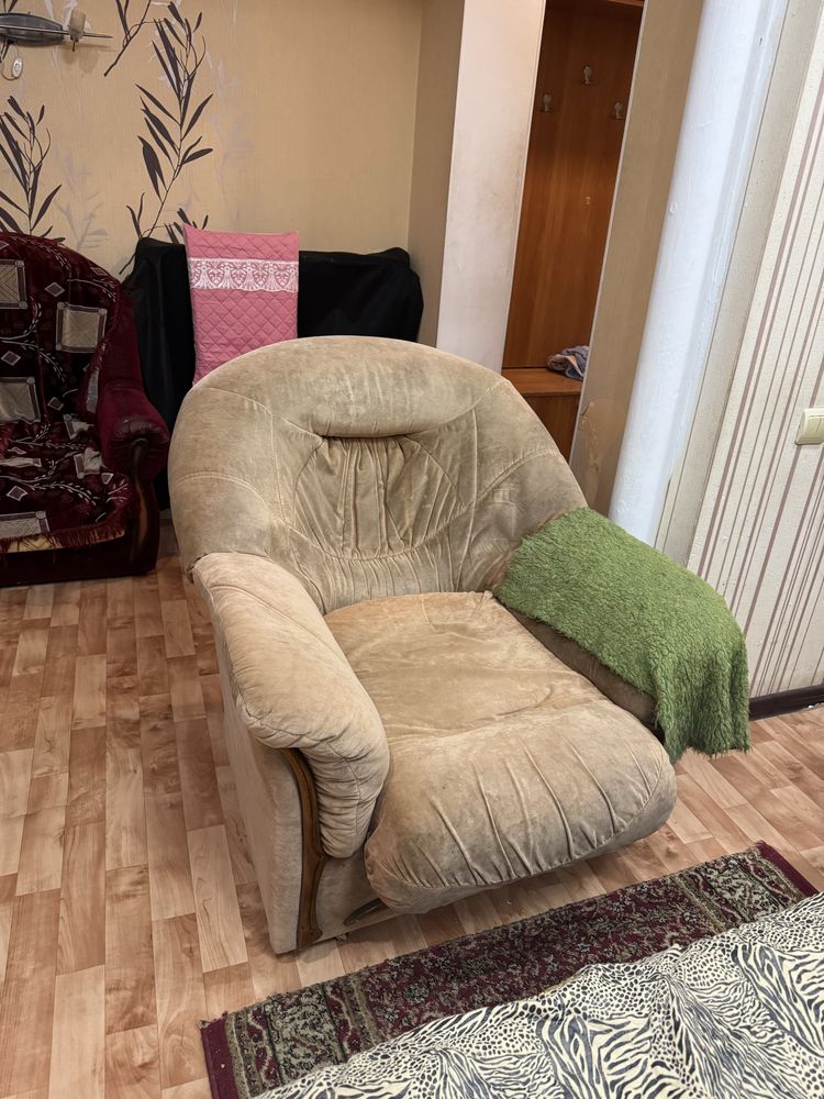 Продам диван-угловой с креслом