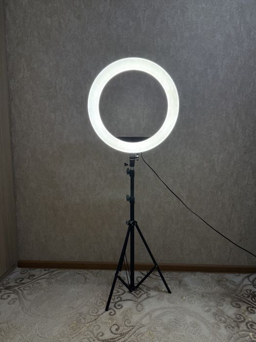 Продается кольцевая лампа, диаметр=52 см + в подарок железный штатив