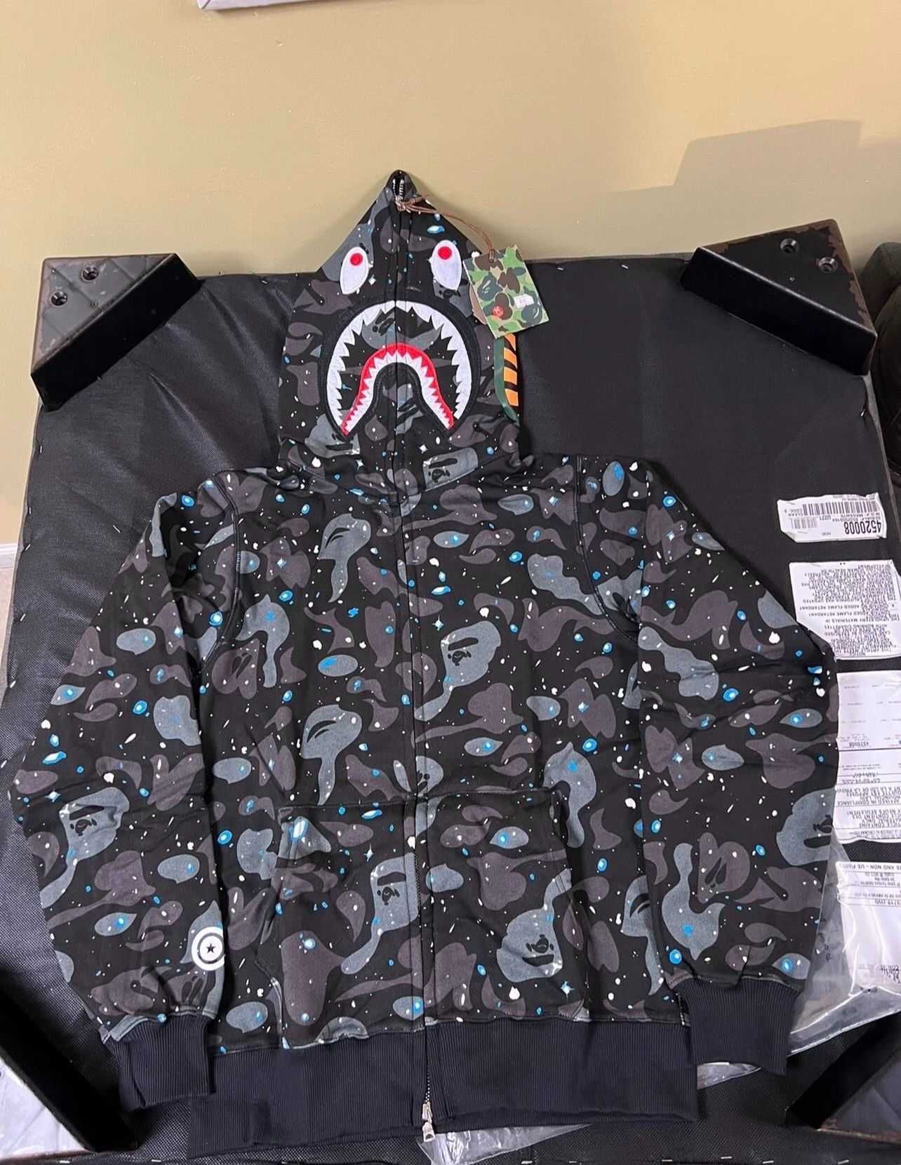 Продавам мъжки Bape суичър, размер Л
