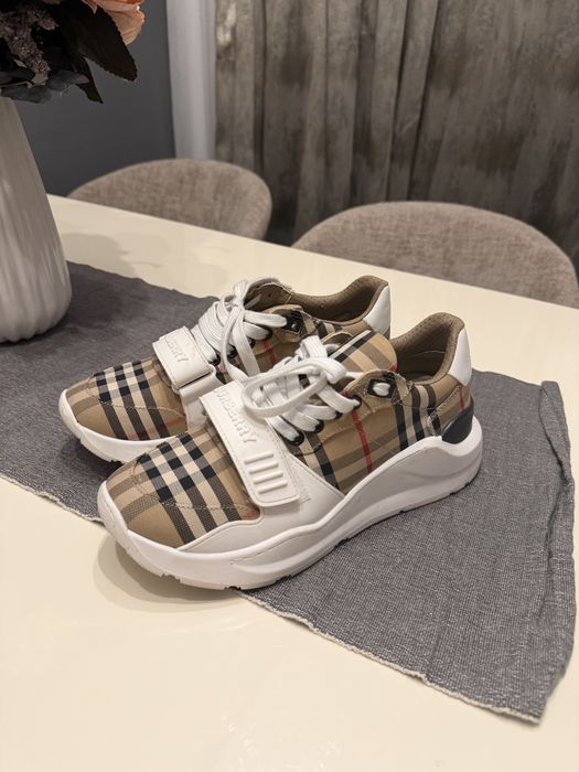 Оригинални обувки BURBERRY