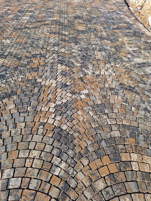 Amenajări cu pavaje.  Curți, parcări și trotuare.